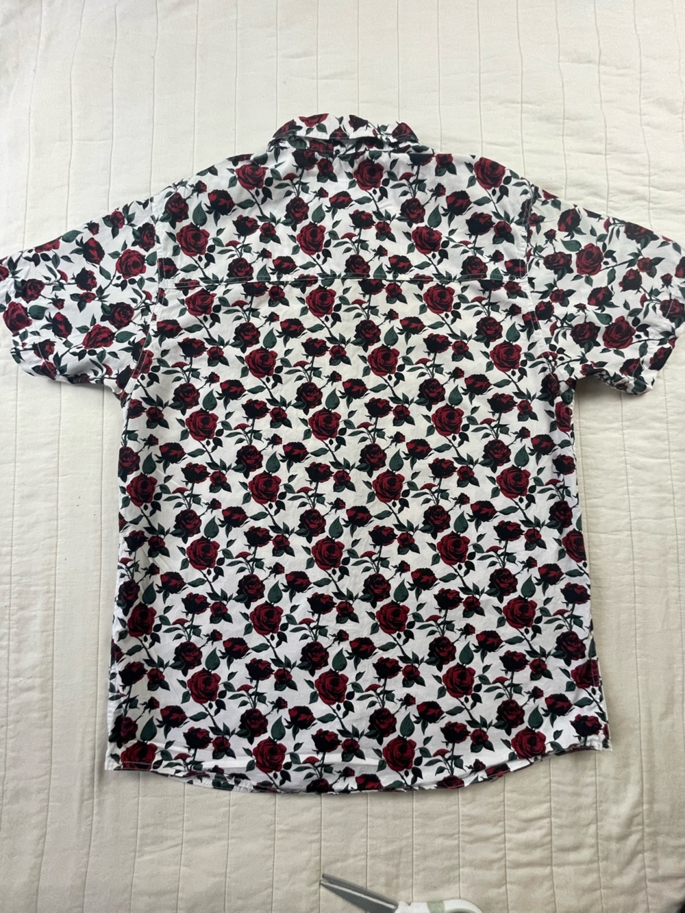 Empyre White Short-Sleeve CottonButton-Up with Red Rose Print Medium - Picture 8 of 9